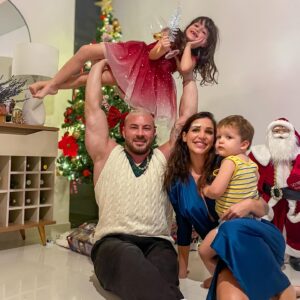 Julia Paredes Instagram - La famille Parisi vous souhaite un joyeux Noël 🎄 😘 
#christmas#merrychristmas#family