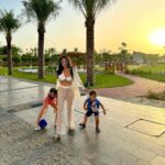 Julia Paredes Instagram - Enjoy your weekend, for me it’s with my love ❤️ Sur la dernière photo j’hésite entre une équipe de basketteurs ou mes gardes du corps 😅 #weekend#love#family#kids#invitation#dubai