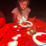 Julia Paredes Instagram - Hier nous avons dîné au @dinnertalesofficial , Une expérience inédite et incroyable avec une nourriture incroyablement bonne , un dîner à base de 7 repas. De la musique classique, des illusions, de l’art, de l’histoire c’était un repas enrichissant et amusant où on a pu peindre et manger ce qu’on avait sous les yeux 🤩🎨🍽️ C’est vraiment à faire au moins une fois, c’est inoubliable, hors du temps ✨ Sevens paintings by dinnertales 📍 Hyde hotel business bay Yesterday we had dinner at @dinnertalesofficial, a unique and incredible experience with incredibly good food, a dinner based on 7 meals. Classical music, illusions, art, history it was an enriching and fun meal where we were able to paint and eat what we had in front of us 🤩🎨🍽️ It’s definitely worth doing at least once, it’s unforgettable, timeless ✨ #invitation#collaboration#magical#illusion#dubai#restaurantdubai#restaurant#instagram#decouverte