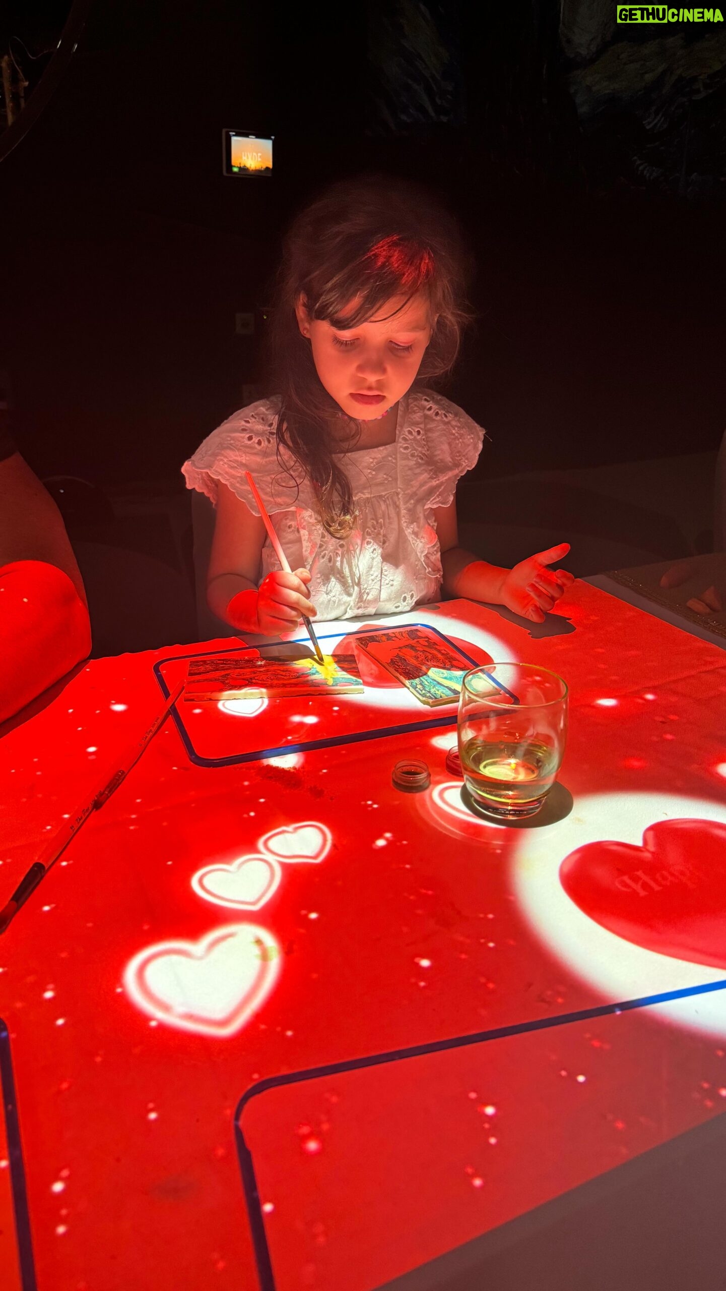 Julia Paredes Instagram - Hier nous avons dîné au @dinnertalesofficial , Une expérience inédite et incroyable avec une nourriture incroyablement bonne , un dîner à base de 7 repas. De la musique classique, des illusions, de l’art, de l’histoire c’était un repas enrichissant et amusant où on a pu peindre et manger ce qu’on avait sous les yeux 🤩🎨🍽️ C’est vraiment à faire au moins une fois, c’est inoubliable, hors du temps ✨ Sevens paintings by dinnertales 📍 Hyde hotel business bay Yesterday we had dinner at @dinnertalesofficial, a unique and incredible experience with incredibly good food, a dinner based on 7 meals. Classical music, illusions, art, history it was an enriching and fun meal where we were able to paint and eat what we had in front of us 🤩🎨🍽️ It’s definitely worth doing at least once, it’s unforgettable, timeless ✨ #invitation#collaboration#magical#illusion#dubai#restaurantdubai#restaurant#instagram#decouverte