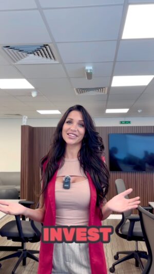 Julia Paredes Instagram - Nouvelle agence, nouveaux challenges , me voici désormais agent immobilier 🏠 chez @sherwoodsglobal. 
Que vous vouliez investir, avoir plus d’informations sur le marché immobilier de Dubaï ou vous installez seul ou en famille, je vous accompagnerai dans vos démarches du début à la fin avec la meilleure des expertises possible! 
N’hésitez pas à me joindre sur mon numéro professionnel :  971 50 976 3799
#realestate#dubai
