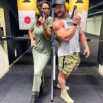 Julia Paredes Instagram - Mr. And Mrs Parisi #mrandmrssmith#passion#gun#dubai