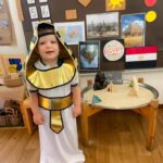 Julia Paredes Instagram - Ces photos étaient beaucoup trop mignonnes pour que je les laisse uniquement en story 😍 Mon petit pharaon part à la découverte des pays à la crèche ! Ils font tellement de choses et je les remercie car je sais que c’est aussi grâce à eux que mon vitto est aussi dégourdi, il évolue vite ( encore une fois chaque enfant évolue à son rythme il ne faut pas faire de comparaison mais l’encourager dans le bon sens et l’accompagner au mieux) , il est curieux, déjà très doué et autonome dans beaucoup de domaines, on est trop fière de lui , c’est une petit bonhomme exceptionnel. Chaque matin il est heureux d’aller rejoindre ses copains et découvrir de nouvelles choses avec sa maîtresse . C’était la meilleure des décisions de le mettre ici , tout comme je l’avais fait avec Luna 🙏🏻❤️ @odysseynurserymeydan @officialodysseynursery #nursery#mum#mumlife#dubai#collaboration#avisdemaman#instagram