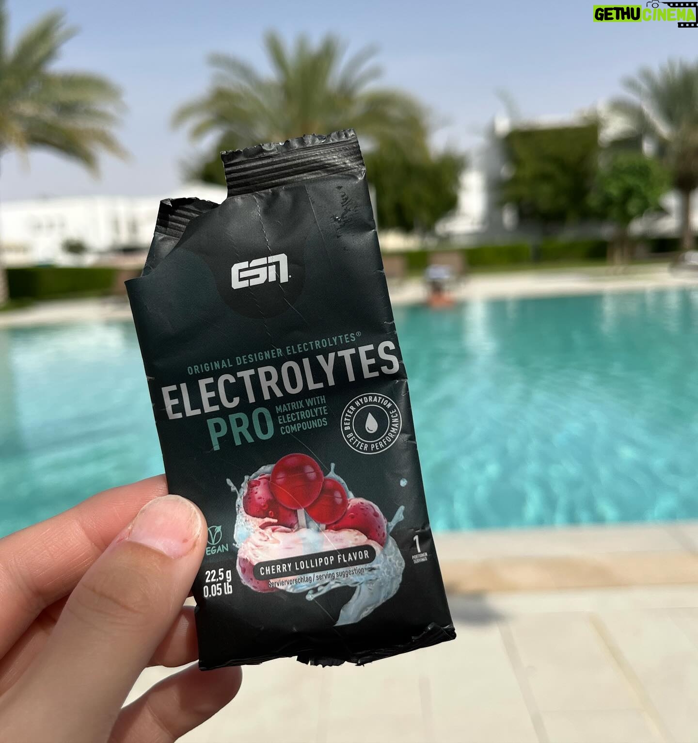 Julia Paredes Instagram - Stay hydrated 💦 Bon dimanche à tous #esn#publicite#sun#dubai#family#instagood#instagram