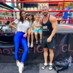 Julia Paredes Instagram - Visite surprise en famille au boulot de papa a binous1 @anissbinousgym @esncom #sport#fitness#family#fun