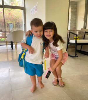 Julia Paredes Instagram - Rentrée pour mon vittorio aujourd’hui à la crèche ! Et première rentrée sans couche il est propre depuis un mois à 2 ans et 2 mois trop fière ! Il n’a pas pleuré et il était heureux de retrouver sa chérie de l’année dernière 🙈 
Demain c’est au tour de Luna ! J’espère que la rentrée de vos enfants se passe bien 🤩 
#dubai#school#backtoschool#nursery