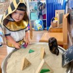Julia Paredes Instagram - Ces photos étaient beaucoup trop mignonnes pour que je les laisse uniquement en story 😍 Mon petit pharaon part à la découverte des pays à la crèche ! Ils font tellement de choses et je les remercie car je sais que c’est aussi grâce à eux que mon vitto est aussi dégourdi, il évolue vite ( encore une fois chaque enfant évolue à son rythme il ne faut pas faire de comparaison mais l’encourager dans le bon sens et l’accompagner au mieux) , il est curieux, déjà très doué et autonome dans beaucoup de domaines, on est trop fière de lui , c’est une petit bonhomme exceptionnel. Chaque matin il est heureux d’aller rejoindre ses copains et découvrir de nouvelles choses avec sa maîtresse . C’était la meilleure des décisions de le mettre ici , tout comme je l’avais fait avec Luna 🙏🏻❤️ @odysseynurserymeydan @officialodysseynursery #nursery#mum#mumlife#dubai#collaboration#avisdemaman#instagram