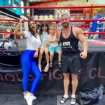 Julia Paredes Instagram - Visite surprise en famille au boulot de papa a binous1 @anissbinousgym @esncom #sport#fitness#family#fun