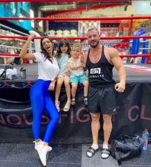 Julia Paredes Instagram - Visite surprise en famille au boulot de papa a binous1 @anissbinousgym @esncom 
#sport#fitness#family#fun