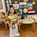 Julia Paredes Instagram - Ces photos étaient beaucoup trop mignonnes pour que je les laisse uniquement en story 😍 Mon petit pharaon part à la découverte des pays à la crèche ! Ils font tellement de choses et je les remercie car je sais que c’est aussi grâce à eux que mon vitto est aussi dégourdi, il évolue vite ( encore une fois chaque enfant évolue à son rythme il ne faut pas faire de comparaison mais l’encourager dans le bon sens et l’accompagner au mieux) , il est curieux, déjà très doué et autonome dans beaucoup de domaines, on est trop fière de lui , c’est une petit bonhomme exceptionnel. Chaque matin il est heureux d’aller rejoindre ses copains et découvrir de nouvelles choses avec sa maîtresse . C’était la meilleure des décisions de le mettre ici , tout comme je l’avais fait avec Luna 🙏🏻❤️ @odysseynurserymeydan @officialodysseynursery #nursery#mum#mumlife#dubai#collaboration#avisdemaman#instagram
