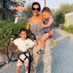 Julia Paredes Instagram - On a découvert un endroit incroyable aujourd’hui, de la nature et simplicité à Dubaï comme quoi c’est possible ;) Nous gardons les mêmes habitudes qu’avant, voilà pourquoi j’aime chercher et vous faire découvrir ce genre d’activité 🤗 Si vous donnez le code JULIAP10 vous aurez -10% pour le parc accrobranche . #accrobranche#zipline#dubai#nature#collaboration @maximeparisi_ifbbpro @aventuraparks