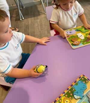 Julia Paredes Instagram - Rentrée pour mon vittorio aujourd’hui à la crèche ! Et première rentrée sans couche il est propre depuis un mois à 2 ans et 2 mois trop fière ! Il n’a pas pleuré et il était heureux de retrouver sa chérie de l’année dernière 🙈 
Demain c’est au tour de Luna ! J’espère que la rentrée de vos enfants se passe bien 🤩 
#dubai#school#backtoschool#nursery