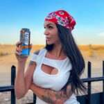 Julia Paredes Instagram - Rien de tel qu’un crank énergie pour affronter ma journée et me donner un coup de boost tout en restant hydrater⚡️ Vous avez -20% sur toutes les protéines et produits de performance sur le site @int.esncom (lien dans ma bio) Code PARISI #dubai#energiedrink#publicite#fitness#instagram#instagood