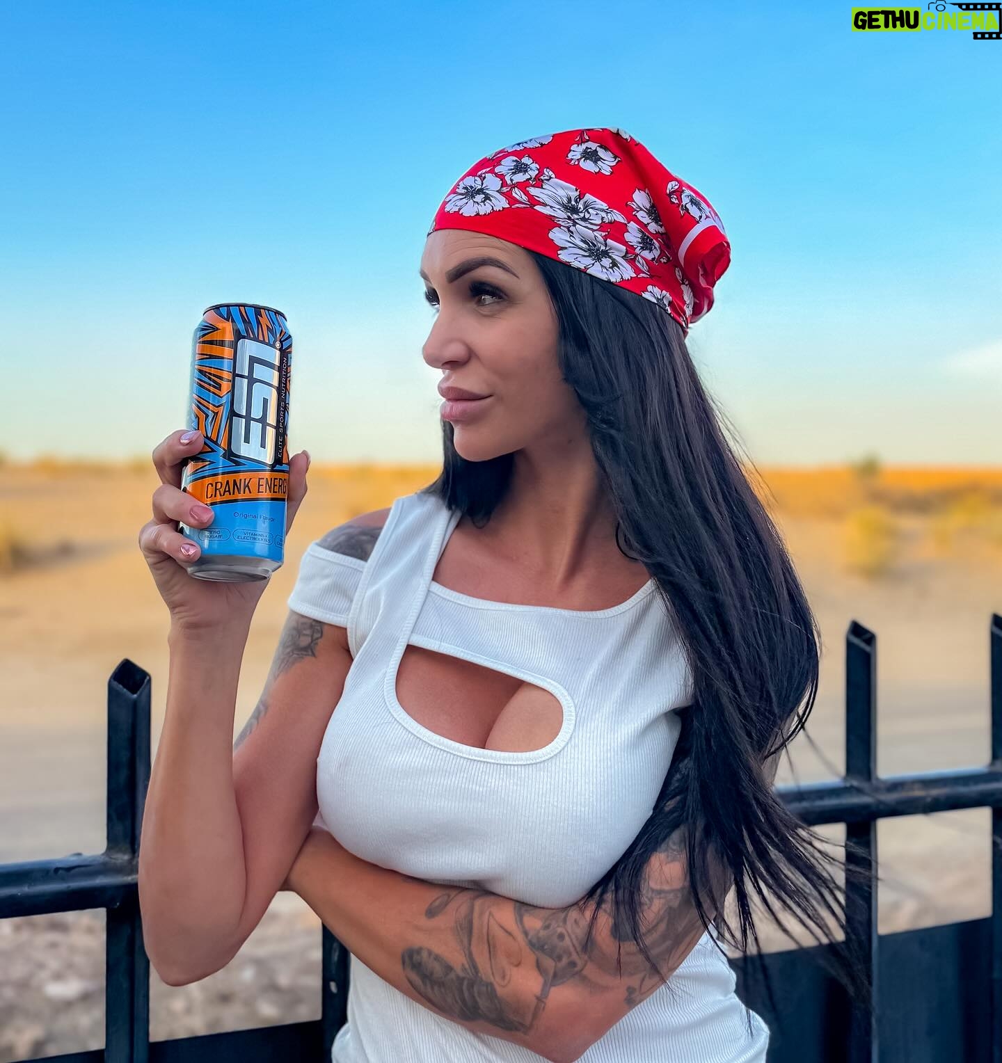 Julia Paredes Instagram - Rien de tel qu’un crank énergie pour affronter ma journée et me donner un coup de boost tout en restant hydrater⚡️ Vous avez -20% sur toutes les protéines et produits de performance sur le site @int.esncom (lien dans ma bio) Code PARISI #dubai#energiedrink#publicite#fitness#instagram#instagood