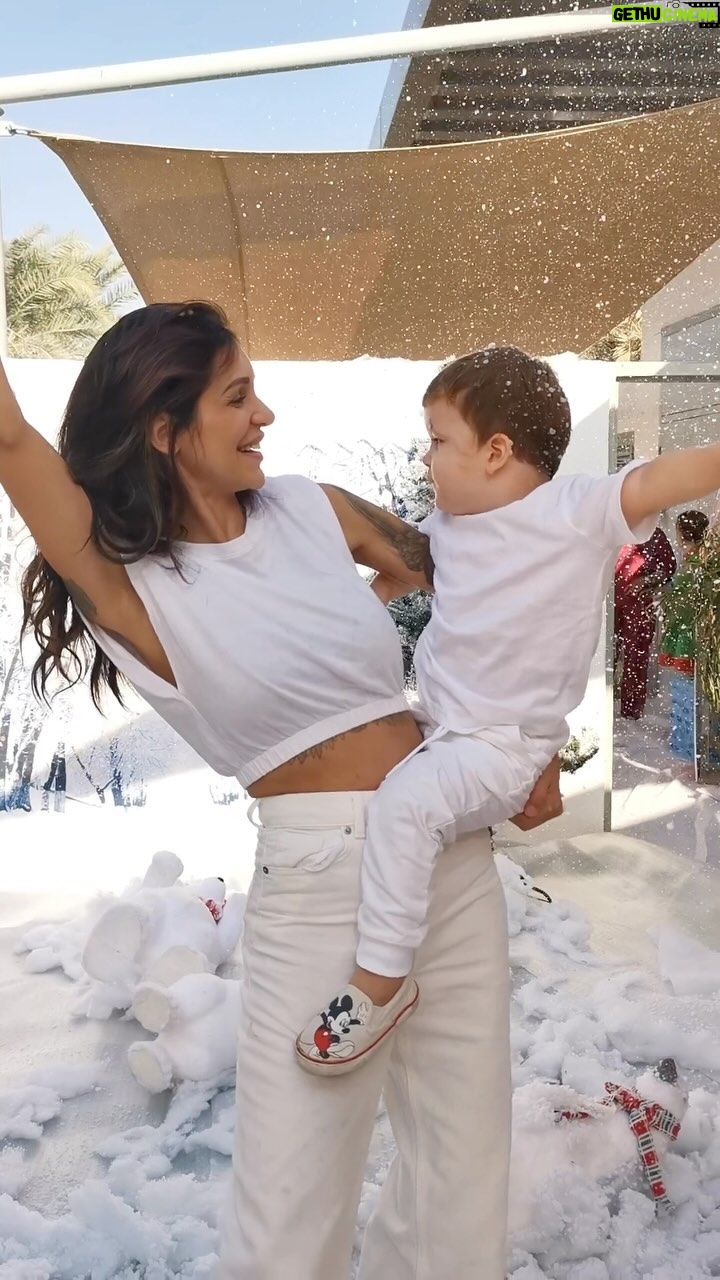 Julia Paredes Instagram - Des moments d’amour au spectacle de Noël 🎄 @odysseynurserymeydan @officialodysseynursery #christmas#collaboration#monamour#myson