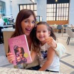 Julia Paredes Instagram - Ensemble on l’a fait 💪🏼📕 Mon ou plutôt Nôtre livre sur l’endométriose sort le 26 janvier et il est déjà en précommande ! (Lien dans ma bio) J’y ai mis mon temps, mon énergie, mon âme, mon cœur et mes tripes et j’espère juste qu’il vous plaira et vous aidera! Dans ce livre vous allez retrouver mon histoire et comment je vis avec l’endométriose depuis plus de 10 ans, les témoignages d’autres endo girls et aussi des conseils de médecins et spécialistes. Pour moi c’est un peu comme un guide pratique, ce que j’aurai aimé trouver lorsqu’on m’a annoncé cette maladie à 20 ans alors que j’étais complètement perdue et abasourdie par cette nouvelle. Pour toutes celles qui sont touchées de près ou de loin par cette maladie, vous n’êtes pas seules et ensemble on va apprendre à mieux vivre avec l’endométriose 💕 #livre#book#fierte#endometriose#endogirl @le_courrier_du_livre