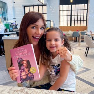 Julia Paredes Instagram - Ensemble on l’a fait 💪🏼📕 Mon ou plutôt Nôtre livre sur l’endométriose sort le 26 janvier et il est déjà en précommande ! (Lien dans ma bio) 
J’y ai mis mon temps, mon énergie, mon âme, mon cœur et mes tripes et j’espère juste qu’il vous plaira et vous aidera! Dans ce livre vous allez retrouver mon histoire et comment je vis avec l’endométriose depuis plus de 10 ans, les témoignages d’autres endo girls et aussi des conseils de médecins et spécialistes. Pour moi c’est un peu comme un guide pratique, ce que j’aurai aimé trouver lorsqu’on m’a annoncé cette maladie à 20 ans alors que j’étais complètement perdue et abasourdie par cette nouvelle. Pour toutes celles qui sont touchées de près ou de loin par cette maladie, vous n’êtes pas seules et ensemble on va apprendre à mieux vivre avec l’endométriose 💕 
#livre#book#fierte#endometriose#endogirl
@le_courrier_du_livre