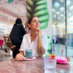 Julia Paredes Instagram - J’aime tellement ces moments passés ensemble ❤️ j’adore faire découvrir de nouveaux lieux et restos à mes amours . 📍 @lovevibecafe dubaï #invitation#amours#love#baby#food