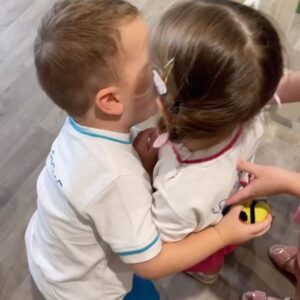 Julia Paredes Instagram - Rentrée pour mon vittorio aujourd’hui à la crèche ! Et première rentrée sans couche il est propre depuis un mois à 2 ans et 2 mois trop fière ! Il n’a pas pleuré et il était heureux de retrouver sa chérie de l’année dernière 🙈 
Demain c’est au tour de Luna ! J’espère que la rentrée de vos enfants se passe bien 🤩 
#dubai#school#backtoschool#nursery