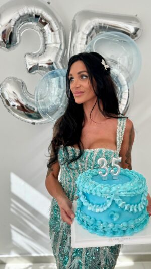 Julia Paredes Instagram - Bon , bienvenue (ou pas 😅) à mes 35 ans 🎂 
Cake:  @cakeoclockdubai 
Dress : @mahysa_couture 
#birthday#mum#kids#dubai#produitsofferts#mybirthday#instagram#instagood