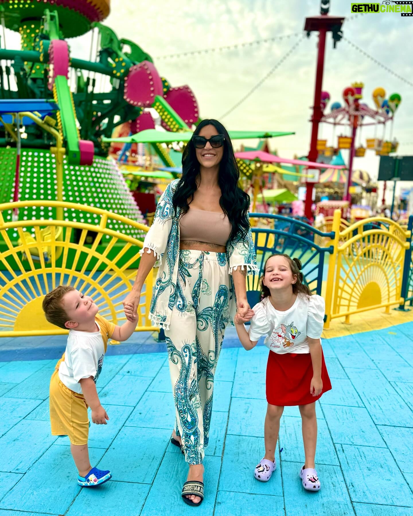 Julia Paredes Instagram - On me dit souvent « Julia tu passes beaucoup de temps avec tes enfants, prends du temps pour toi » ou « tu as besoin de repos » . Je suis certainement excessive dans mon rôle de maman mais croyez moi je suis heureuse comme ça! Heureuse de passer un maximum de temps avec eux, ces moments sont précieux, le temps passe vite et ne se rattrape pas j’ai conscience de ça. Chaque parent est différent et aucune éducation n’est critiquable, nous faisons comme nous voulons et comme nous pouvons 🙏🏻❤️ #family#mum#mumlife#instagram#instagood#goodgime