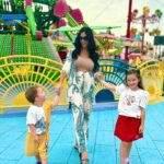 Julia Paredes Instagram - On me dit souvent « Julia tu passes beaucoup de temps avec tes enfants, prends du temps pour toi » ou « tu as besoin de repos » . Je suis certainement excessive dans mon rôle de maman mais croyez moi je suis heureuse comme ça! Heureuse de passer un maximum de temps avec eux, ces moments sont précieux, le temps passe vite et ne se rattrape pas j’ai conscience de ça. Chaque parent est différent et aucune éducation n’est critiquable, nous faisons comme nous voulons et comme nous pouvons 🙏🏻❤️ #family#mum#mumlife#instagram#instagood#goodgime