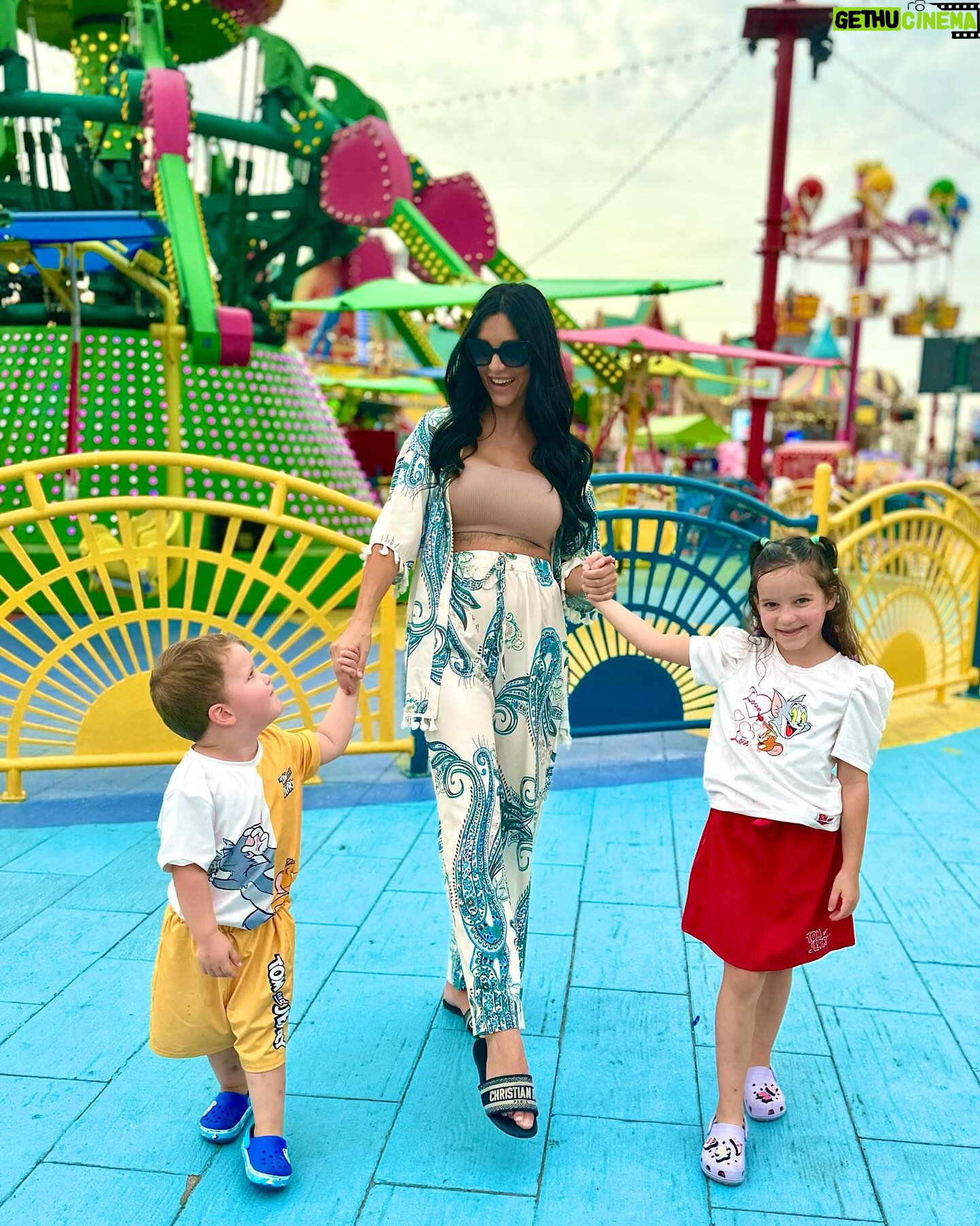 Julia Paredes Instagram - On me dit souvent « Julia tu passes beaucoup de temps avec tes enfants, prends du temps pour toi » ou « tu as besoin de repos » . Je suis certainement excessive dans mon rôle de maman mais croyez moi je suis heureuse comme ça! Heureuse de passer un maximum de temps avec eux, ces moments sont précieux, le temps passe vite et ne se rattrape pas j’ai conscience de ça. Chaque parent est différent et aucune éducation n’est critiquable, nous faisons comme nous voulons et comme nous pouvons 🙏🏻❤️ #family#mum#mumlife#instagram#instagood#goodgime