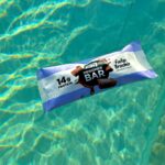 Julia Paredes Instagram - Vous avez déjà goûter ces barres protéinées? C’est le snack idéal, une délicieuse alternative aux barres chocolatées traditionnelles , avec 14g de protéines, sans sucre ajouté et c’est juste trop bon! Vous avez plusieurs goûts et toujours -20% sur l’alimentation avec le code PARISI ( lien dans ma bio) #food#fitness#collaboration#dubai#swim#snack#instagram