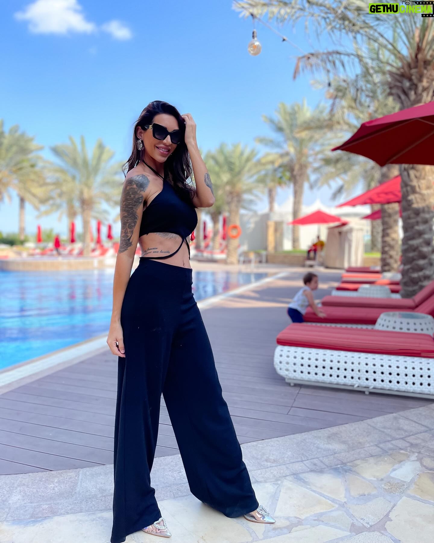 Julia Paredes Instagram - Christmas holidays at @yasisland @yasislandrotana , thank you for having us 🥰 Ce fut un très bon moment en famille , c’est déjà les vacances ici alors on profite. Profitez de vos proches en cette période 🎄#noel#christmas#yasisland#rotanayasisland#hotel#abudhabi