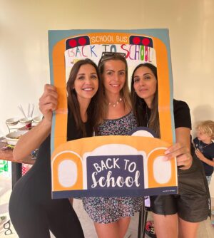 Julia Paredes Instagram - Back to school party! Histoire de fêter la rentrée et se retrouver les amis qu’on a pas eu l’occasion de voir pendant les vacances . La rentrée pour nous commence mardi , bonne rentrée si c’est pour demain et bonnes vacances aux parents 😅 
#backtoschool#friends#party#fun
