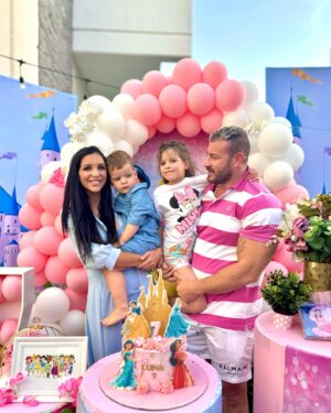 Julia Paredes Instagram - Un 7ème anniversaire parfait pour notre princesse 👸 
Merci aux prestataires, nos amis et ceux de Luna et la famille qui est venue de France . De beaux souvenirs pour Luna et tout le monde 💗
Catering and cake @lapatisseriedc 
Event @event.kids.dubai 
#birthday#anniversaire#daugher#girl#7yearsold#family #collaboration#catering#cake#frenchfood#dubai🇦🇪