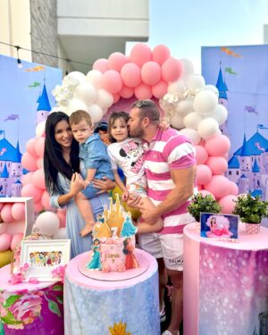 Julia Paredes Instagram - Un 7ème anniversaire parfait pour notre princesse 👸 
Merci aux prestataires, nos amis et ceux de Luna et la famille qui est venue de France . De beaux souvenirs pour Luna et tout le monde 💗
Catering and cake @lapatisseriedc 
Event @event.kids.dubai 
#birthday#anniversaire#daugher#girl#7yearsold#family #collaboration#catering#cake#frenchfood#dubai🇦🇪