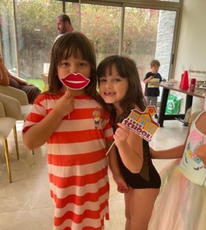 Julia Paredes Instagram - Back to school party! Histoire de fêter la rentrée et se retrouver les amis qu’on a pas eu l’occasion de voir pendant les vacances . La rentrée pour nous commence mardi , bonne rentrée si c’est pour demain et bonnes vacances aux parents 😅 
#backtoschool#friends#party#fun