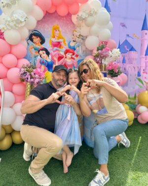 Julia Paredes Instagram - Un 7ème anniversaire parfait pour notre princesse 👸 
Merci aux prestataires, nos amis et ceux de Luna et la famille qui est venue de France . De beaux souvenirs pour Luna et tout le monde 💗
Catering and cake @lapatisseriedc 
Event @event.kids.dubai 
#birthday#anniversaire#daugher#girl#7yearsold#family #collaboration#catering#cake#frenchfood#dubai🇦🇪