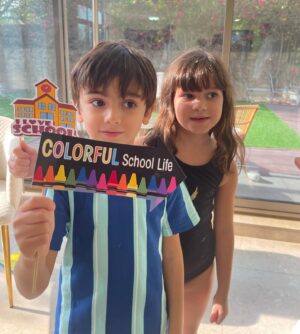 Julia Paredes Instagram - Back to school party! Histoire de fêter la rentrée et se retrouver les amis qu’on a pas eu l’occasion de voir pendant les vacances . La rentrée pour nous commence mardi , bonne rentrée si c’est pour demain et bonnes vacances aux parents 😅 
#backtoschool#friends#party#fun