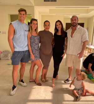 Julia Paredes Instagram - Back to school party! Histoire de fêter la rentrée et se retrouver les amis qu’on a pas eu l’occasion de voir pendant les vacances . La rentrée pour nous commence mardi , bonne rentrée si c’est pour demain et bonnes vacances aux parents 😅 
#backtoschool#friends#party#fun