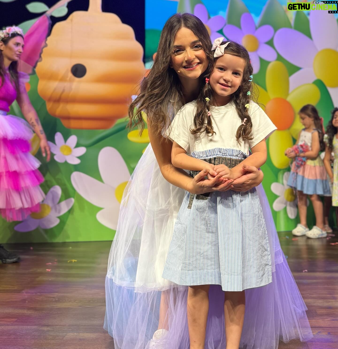 Julia Paredes Instagram - 3 semaines de vacances pour mes baby’s , j’essaie de les occuper avec des activités à la maison ou à l’extérieur, des sorties, des spectacles et j’adore passer tous ces moments avec eux ❤️ #dubai#kids#hollydays#instagood#instagram