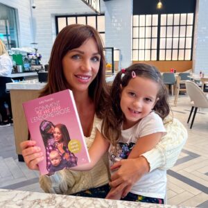 Julia Paredes Instagram - Ensemble on l’a fait 💪🏼📕 Mon ou plutôt Nôtre livre sur l’endométriose sort le 26 janvier et il est déjà en précommande ! (Lien dans ma bio) 
J’y ai mis mon temps, mon énergie, mon âme, mon cœur et mes tripes et j’espère juste qu’il vous plaira et vous aidera! Dans ce livre vous allez retrouver mon histoire et comment je vis avec l’endométriose depuis plus de 10 ans, les témoignages d’autres endo girls et aussi des conseils de médecins et spécialistes. Pour moi c’est un peu comme un guide pratique, ce que j’aurai aimé trouver lorsqu’on m’a annoncé cette maladie à 20 ans alors que j’étais complètement perdue et abasourdie par cette nouvelle. Pour toutes celles qui sont touchées de près ou de loin par cette maladie, vous n’êtes pas seules et ensemble on va apprendre à mieux vivre avec l’endométriose 💕 
#livre#book#fierte#endometriose#endogirl
@le_courrier_du_livre