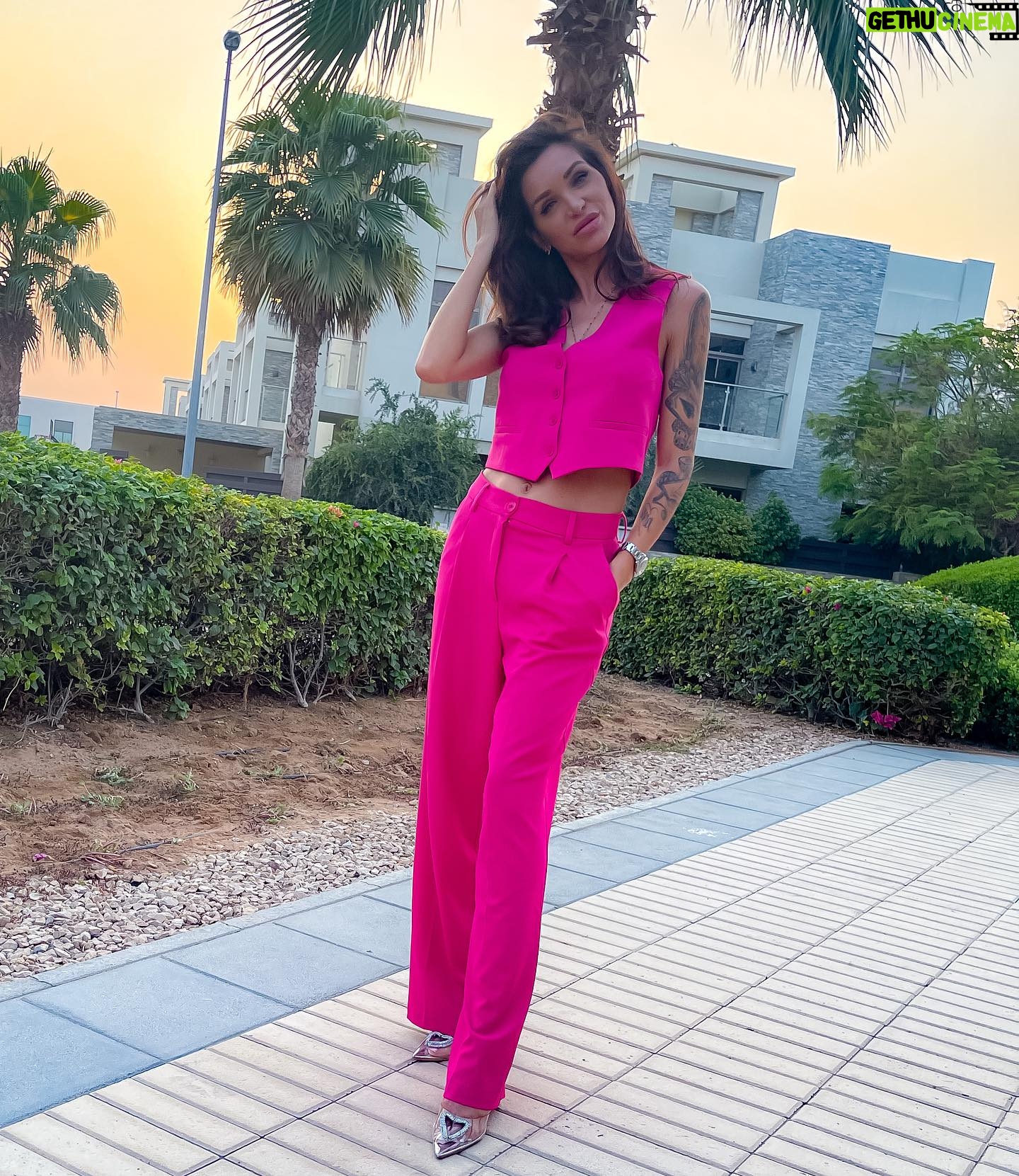 Julia Paredes Instagram - Ma tête quand je sais que la rentrée approche 🤣🙏🏻 En vérité il n’y a que quand Luna me prend en photo que le sourire peut être aussi naturel! Ses petites mimiques, sa repartie et en plus elle est plutôt douée je trouve 😍 #dubai#mum#mumlife