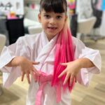 Julia Paredes Instagram – Un spa uniquement pour mamans et petite fille sur le thème hello kitty 🥰 j’essaie toujours de trouver des endroits incroyables pour faire plaisir à Luna et en même temps passer du temps un peu seule avec elle. Dans ce salon ils prennent soin des petites filles de la tête aux pieds, et les mamans aussi peuvent se faire chouchouter 💅🏽 
📍 Galleria mall Dubaï
@hellokittyspadubai 
#mother#daughter#nomen#bestmoment#dubai#invitation