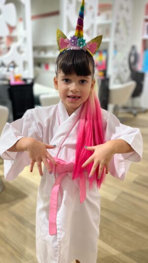 Julia Paredes Instagram - Un spa uniquement pour mamans et petite fille sur le thème hello kitty 🥰 j’essaie toujours de trouver des endroits incroyables pour faire plaisir à Luna et en même temps passer du temps un peu seule avec elle. Dans ce salon ils prennent soin des petites filles de la tête aux pieds, et les mamans aussi peuvent se faire chouchouter 💅🏽 
📍 Galleria mall Dubaï
@hellokittyspadubai 
#mother#daughter#nomen#bestmoment#dubai#invitation
