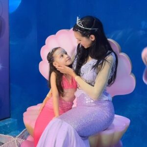 Julia Paredes Instagram - 7 ans aujourd’hui pour ma princesse 👸 
J’ai l’impression qu’on passe vraiment le cap de petite à grande fille ! Les mamans à partir de quel âge ça vous a fait cet effet ? 
En tout cas Je suis fière de cette petite merveille qui est tellement douce mais avec un fort caractère, intelligente , curieuse, altruiste. Un vrai bonheur au quotidien ( elle me donne parfois du fil à retordre mais les chiens ne font pas des chats 😅) 
Joyeux anniversaire à ma princesse que j’aime plus que tout ❤️
#birthday #daugther #dubai#anniversaire #love #instagram