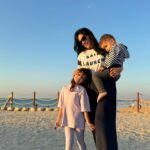 Julia Paredes Instagram - Ma vie entière ❤️ Parfois on a tendance à voir le négatif dans notre vie, à se morfondre sur nos soucis sans voir ce qu’il se passe autour. Dans la voie de la guérison j’ai décidé de laisser le négatif de côté, de voir le positif dans chaque petite situation ou moment de la vie. J’ai décidé de profiter des choses simples qui s’offrent à moi et de le partager avec les gens que j’aime . Voilà ce qui m’aide à aller mieux 🙏🏻 Et parce qu’on se sent moins seul lorsqu’on en parle .. dites moi si vous êtes passer par cette phase compliquée et comment vous en êtes vous sorti (si c’est le cas bien sûr) #beach#kitebeac#dubai#plage#family