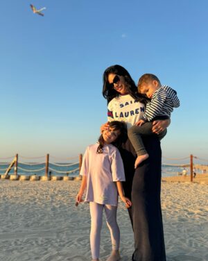 Julia Paredes Instagram - Ma vie entière ❤️ 
Parfois on a tendance à voir le négatif dans notre vie, à se morfondre sur nos soucis sans voir ce qu’il se passe autour. Dans la voie de la guérison j’ai décidé de laisser le négatif de côté, de voir le positif dans chaque petite situation ou moment de la vie. J’ai décidé de profiter des choses simples qui s’offrent à moi et de le partager avec les gens que j’aime . Voilà ce qui m’aide à aller mieux 🙏🏻 
Et parce qu’on se sent moins seul lorsqu’on en parle .. dites moi si vous êtes passer par cette phase compliquée et comment vous en êtes vous sorti (si c’est le cas bien sûr) 
#beach#kitebeac#dubai#plage#family