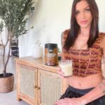 Julia Paredes Instagram - Pas touché au Flexpresso promis! Nouvelle offre @esncom avec la Flexpresso week ! -25% sur Flexpresso et protein pudding , 30% sur designer flavor powder , 20% sur la whey vegan et vêtements avec le code PARISI ! Bon sinon mes cheveux ont la même couleur que le pot ? Haha #new#flexpresso#protein#esn#publicite