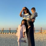 Julia Paredes Instagram - Ma vie entière ❤️ Parfois on a tendance à voir le négatif dans notre vie, à se morfondre sur nos soucis sans voir ce qu’il se passe autour. Dans la voie de la guérison j’ai décidé de laisser le négatif de côté, de voir le positif dans chaque petite situation ou moment de la vie. J’ai décidé de profiter des choses simples qui s’offrent à moi et de le partager avec les gens que j’aime . Voilà ce qui m’aide à aller mieux 🙏🏻 Et parce qu’on se sent moins seul lorsqu’on en parle .. dites moi si vous êtes passer par cette phase compliquée et comment vous en êtes vous sorti (si c’est le cas bien sûr) #beach#kitebeac#dubai#plage#family