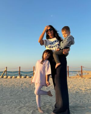 Julia Paredes Instagram - Ma vie entière ❤️ 
Parfois on a tendance à voir le négatif dans notre vie, à se morfondre sur nos soucis sans voir ce qu’il se passe autour. Dans la voie de la guérison j’ai décidé de laisser le négatif de côté, de voir le positif dans chaque petite situation ou moment de la vie. J’ai décidé de profiter des choses simples qui s’offrent à moi et de le partager avec les gens que j’aime . Voilà ce qui m’aide à aller mieux 🙏🏻 
Et parce qu’on se sent moins seul lorsqu’on en parle .. dites moi si vous êtes passer par cette phase compliquée et comment vous en êtes vous sorti (si c’est le cas bien sûr) 
#beach#kitebeac#dubai#plage#family