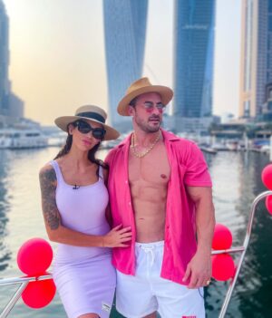 Julia Paredes Instagram - Suivez nos retrouvailles dans mamans et célèbres, demain 11h30 épisode inédit sur @tfxtv . Vous pourrez voir la petite surprise du bateau 🛥️ qui ne s’est pas passée comme prévu 😂 @maximeparisi_ifbbpro