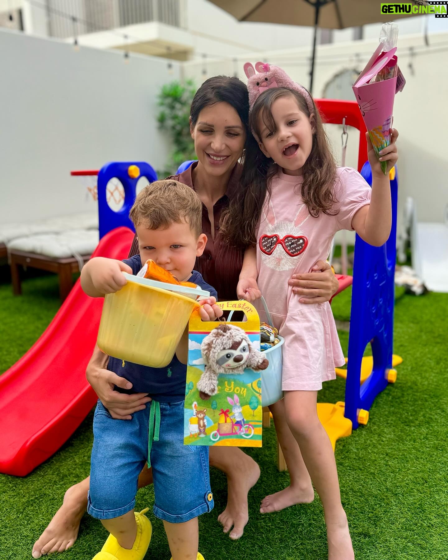 Julia Paredes Instagram - Joyeuses fêtes de Pâques 🐣 Mon état s’améliore je peux enfin profiter de ces moments si précieux avec mes amours ❤️ #happy#easter#paques#family#instagram#instagood#mum#mumlife#dubai