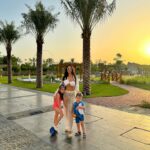 Julia Paredes Instagram - Enjoy your weekend, for me it’s with my love ❤️ Sur la dernière photo j’hésite entre une équipe de basketteurs ou mes gardes du corps 😅 #weekend#love#family#kids#invitation#dubai